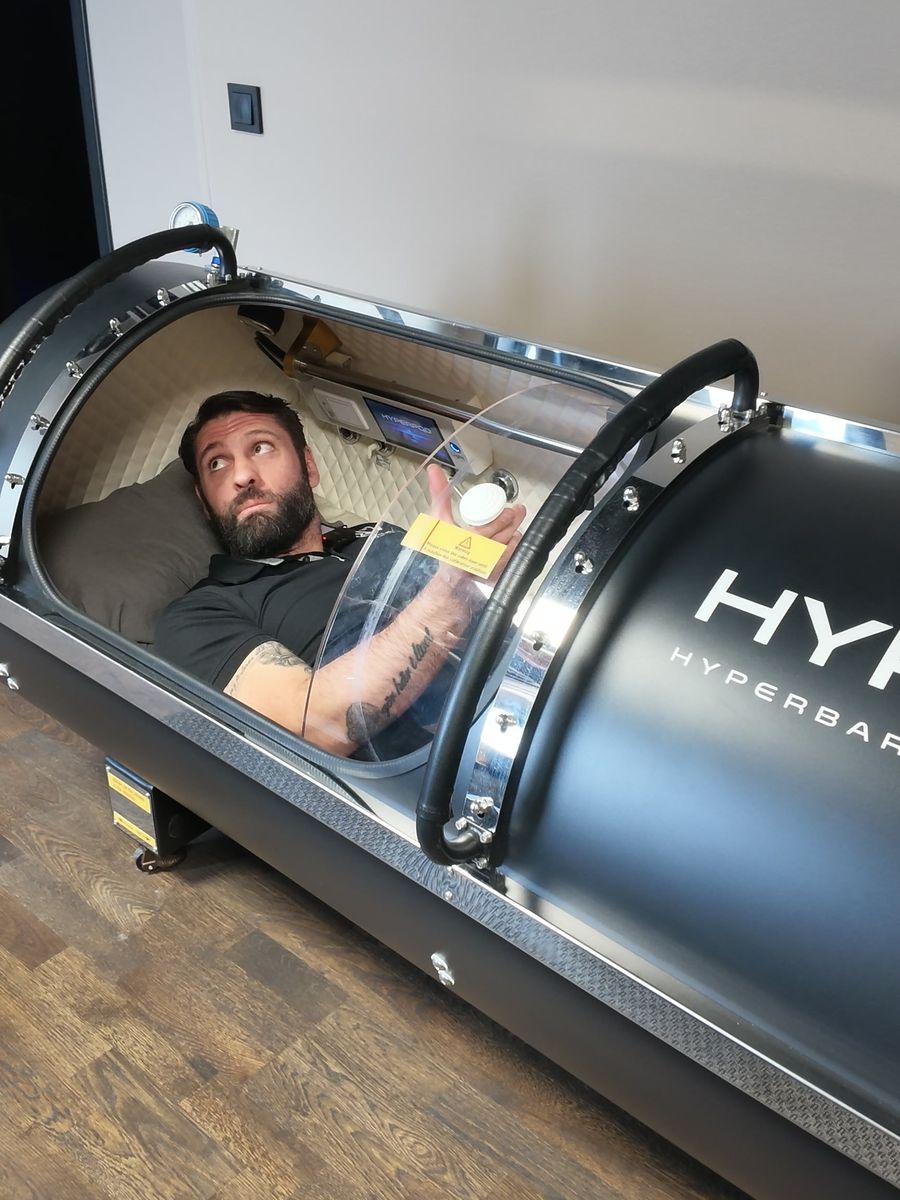 Tryckkammaren HyperPod på Recovery Lab, med en person liggande inuti